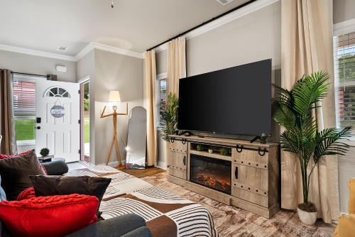 Athens Apartment | Sleeps 24 - By DT & UGA - 2 Game Rooms, 4 King Beds