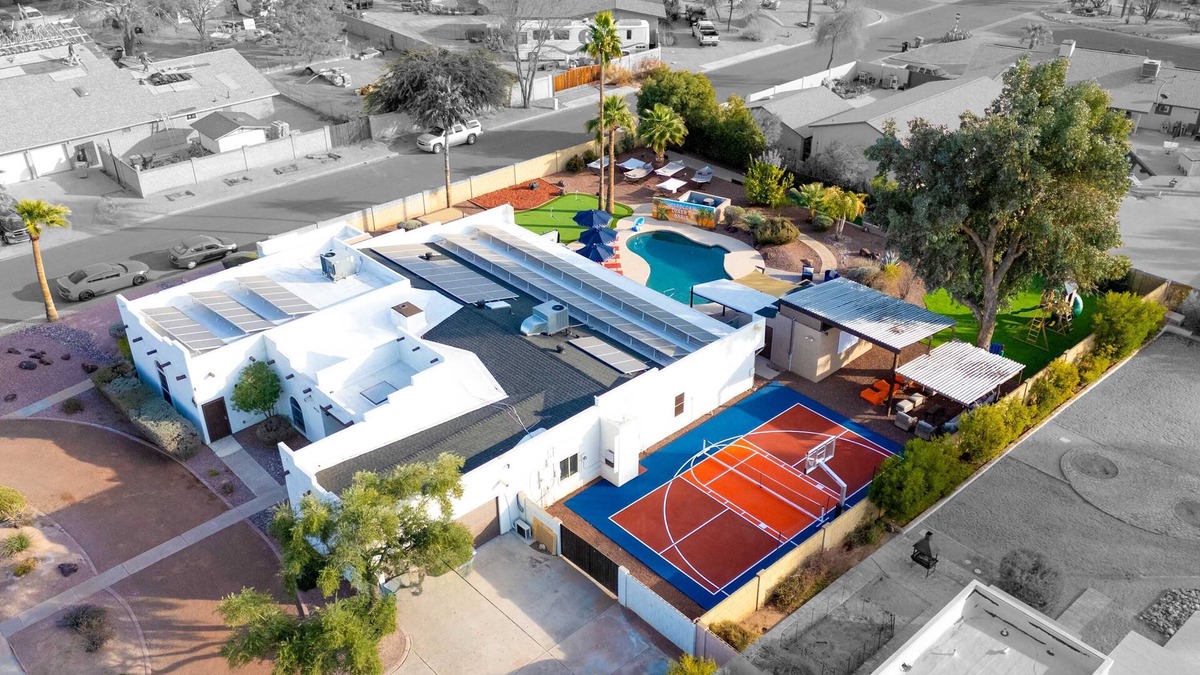 Shea North Estates House | Sleeps 24 | FREE Heated Pool, HotTub & Pickleball!