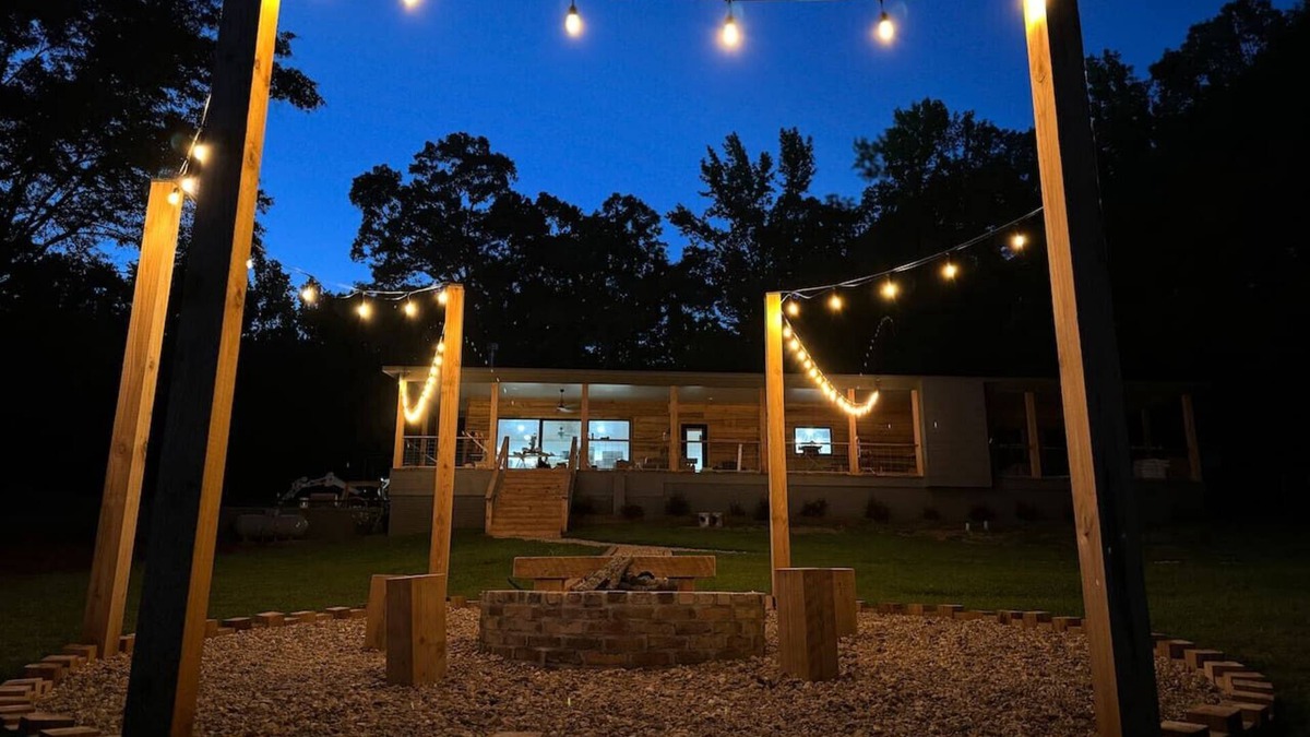 Homer House | Sleeps 24, HGTV Quality, Private Cul-de-sac Lakehouse on Lake Claiborne