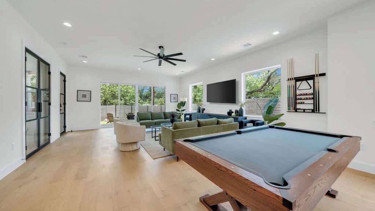 Riverside House | Sleeps 24 in 6BR | Pool, Game Room & Chef Kitchen