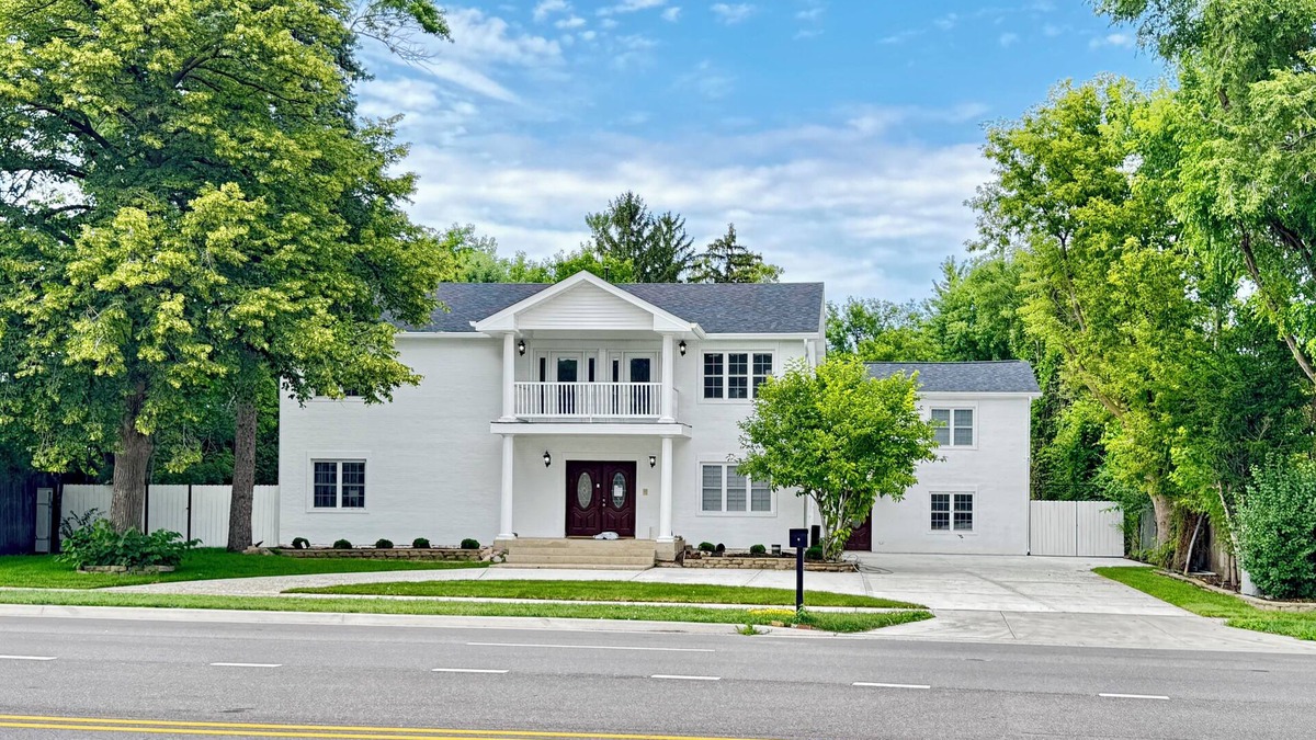 Des Plaines House | Sleeps 24+ Luxury house Near Chicago 12 king beds