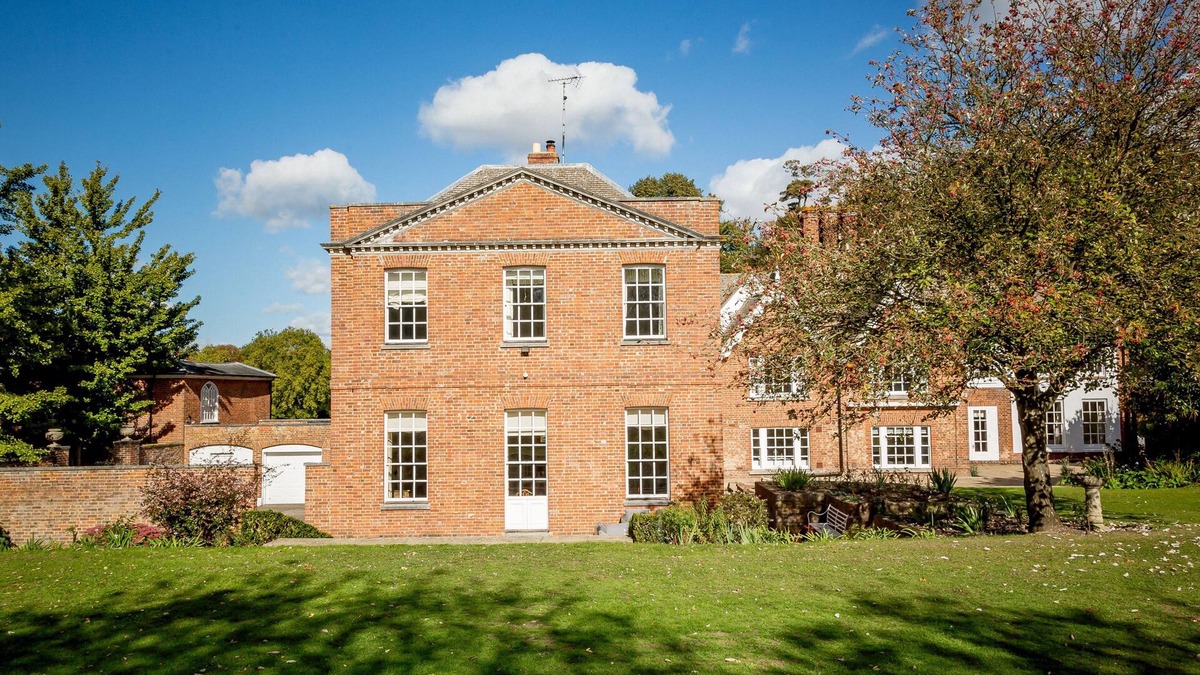 Saffron Walden Villa | Sleeps 26 - Grand Country Residence with Private Pool and spa