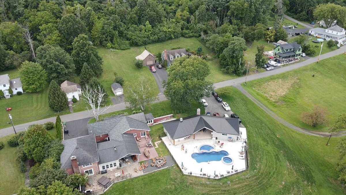 Coxsackie House | Sleeps 27/Pickleball Court/Game Room/Hot Tub/Pool/Batting Cage/Beach