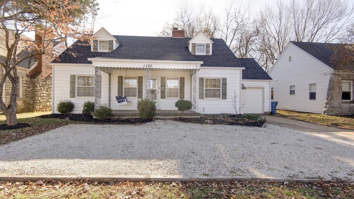 University Heights House | Sleeps 3 Couples or family - great for traveling nurses