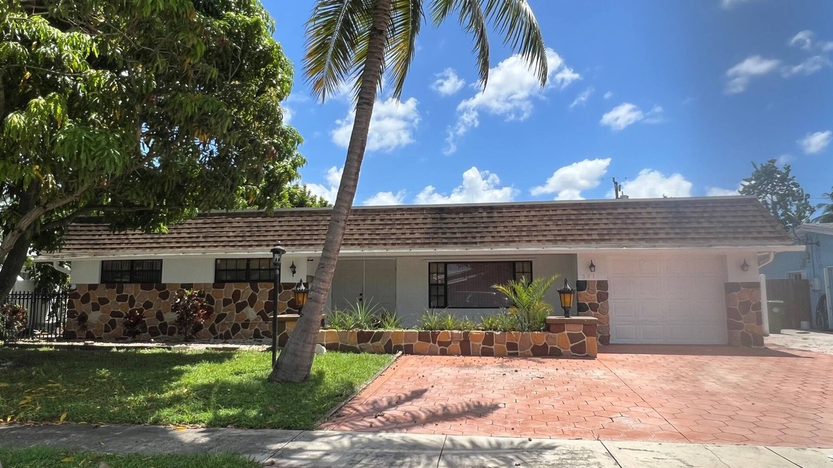 Pembroke Pines House | Sleeps 30 Large Heated Pool Home, 10 min to Hard Rock and 22 minutes to Beach