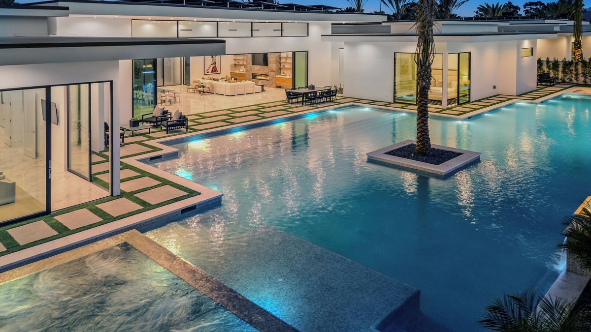 Indio House | Sleeps 31 | 2 Luxury Villas w/Pool + Spa, Putting Green | Bravo by AvantStay