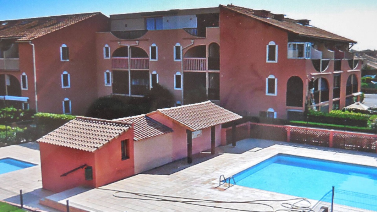 Les Arenes Apartment | Sleeps 4 2 adults, 2 children