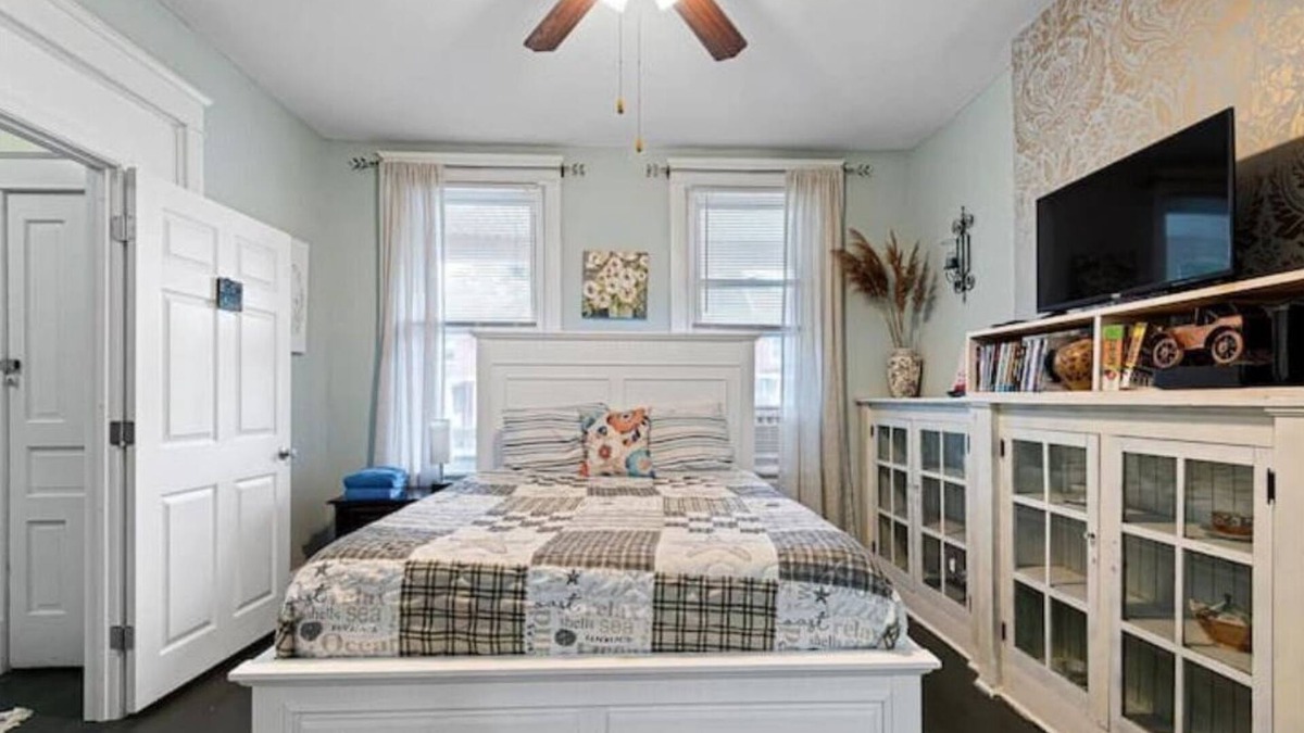 Wilmington Apartment | Sleeps 4, 2BR 1BA, 2 Queen beds, perfect for long stays in a great location