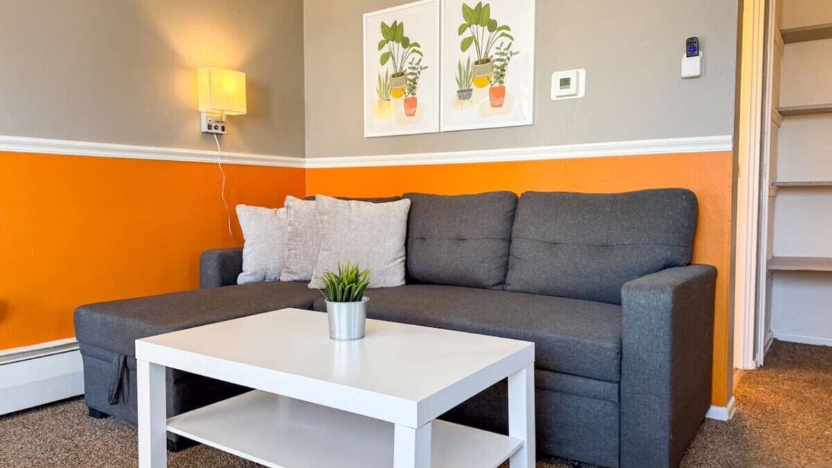 Mount Oliver Apartment | Sleeps 4! Cozy 1 Bedroom w/Comfy Queen Mattress