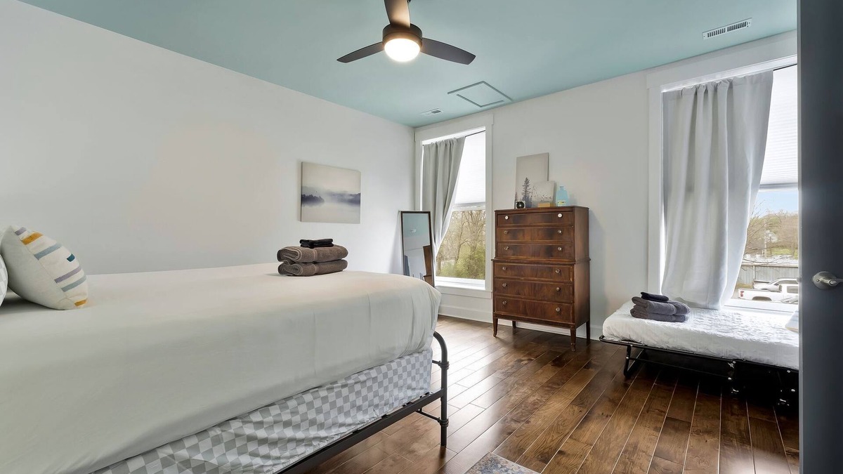 Dickson Apartment | *Sleeps 4* Downtown USA ~ Walkable Dickson Apt