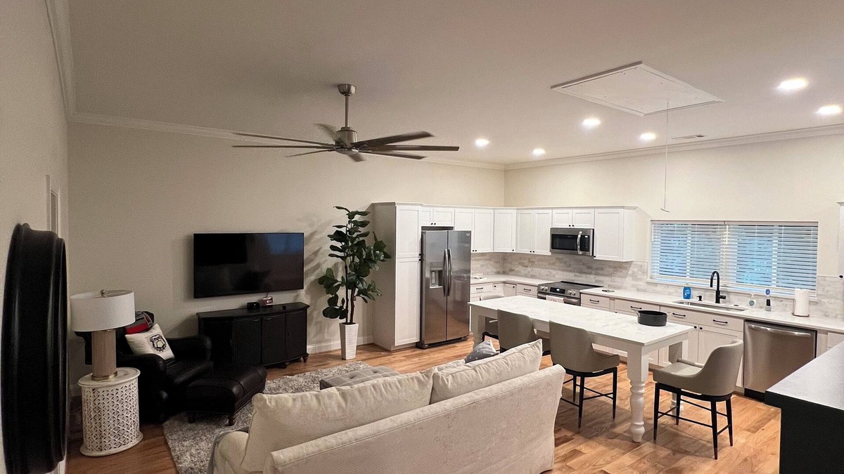 Athens House | Sleeps 4, Private, 1-King BR, Murphy Bed in Living Rm, off Timothy and 10 loop