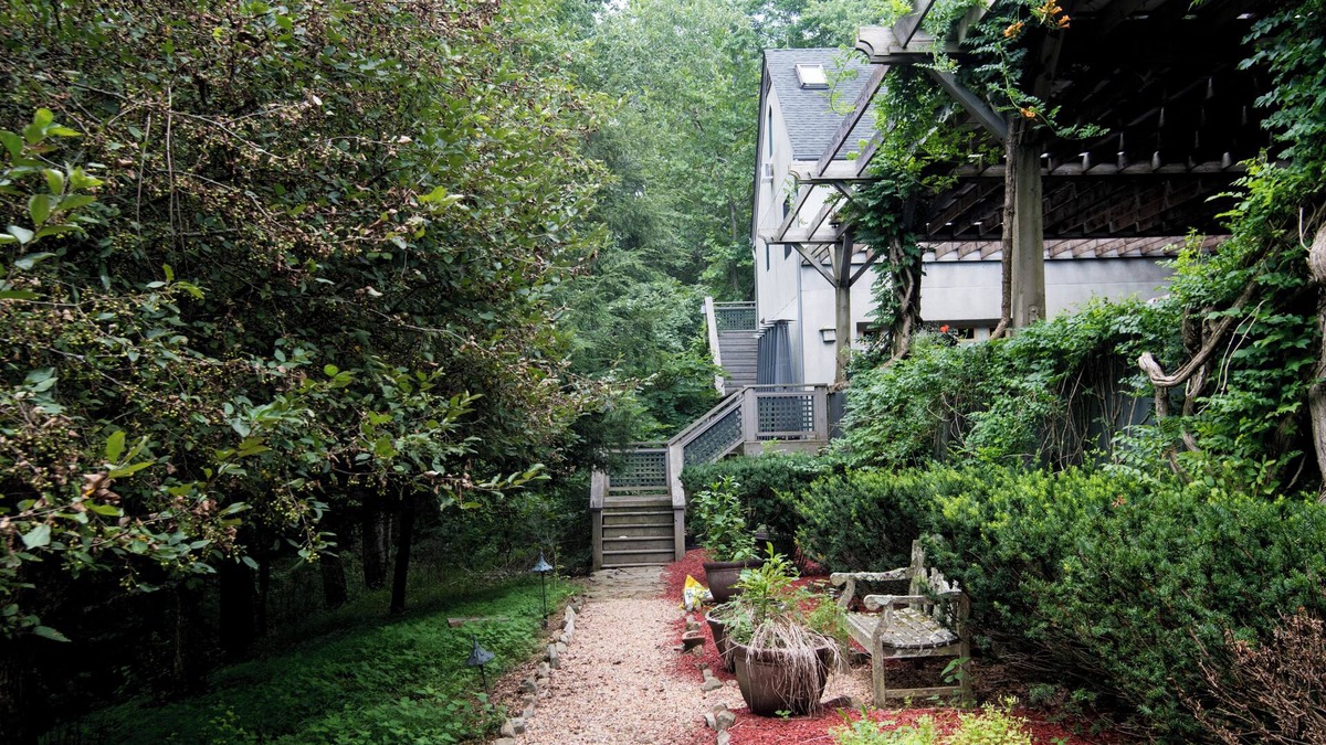 Castleton House | Sleeps 4 w/screen porch and private Hot Tub