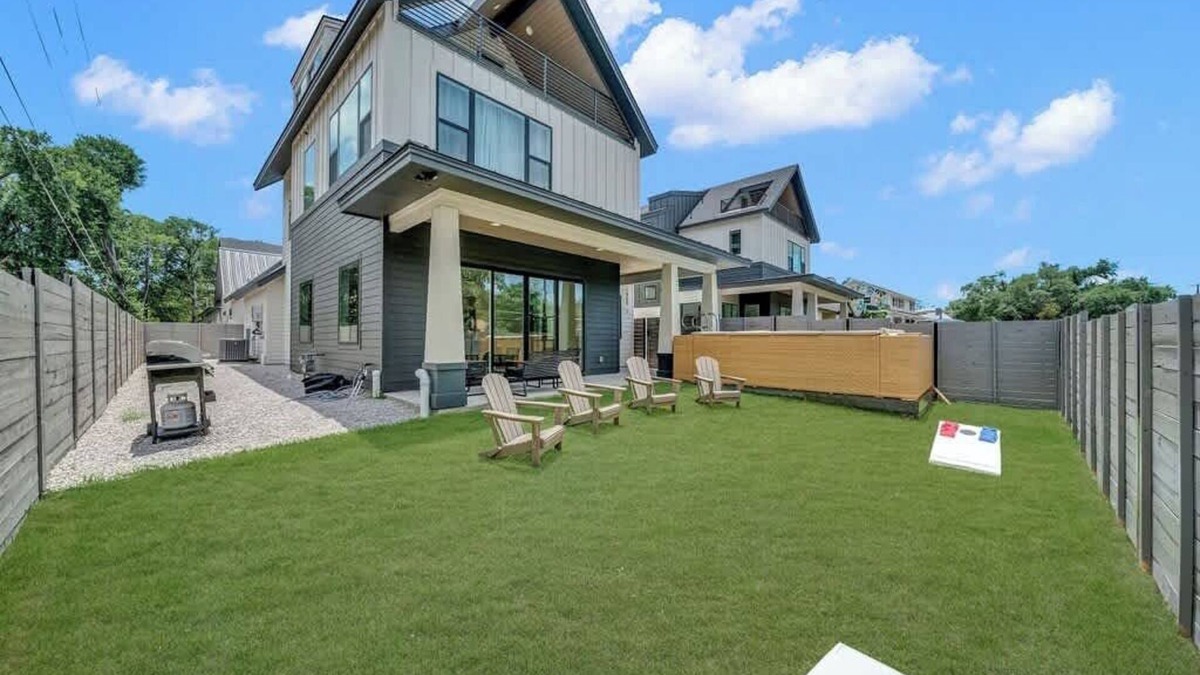 Riverside House | Sleeps 42! 2 Pools & Game Room 11BR near Downtown