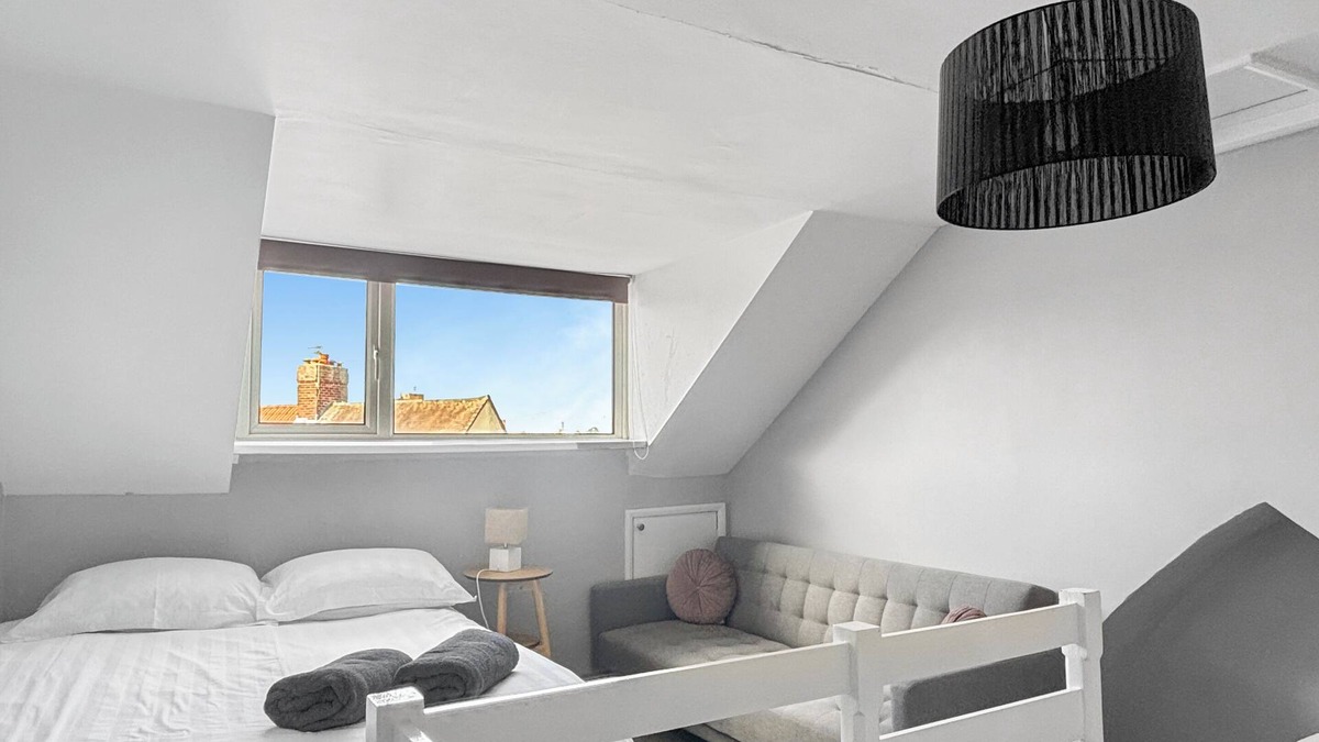 Grantham Apartment | Sleeps 5-1Bedroom Apartment with Bath– Walking Distance to Grantham Town Centre!