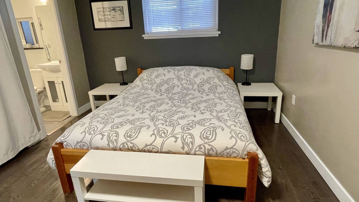 Hastings Apartment | Sleeps 5 Clean & Cozy Hastings Sunrise Suite