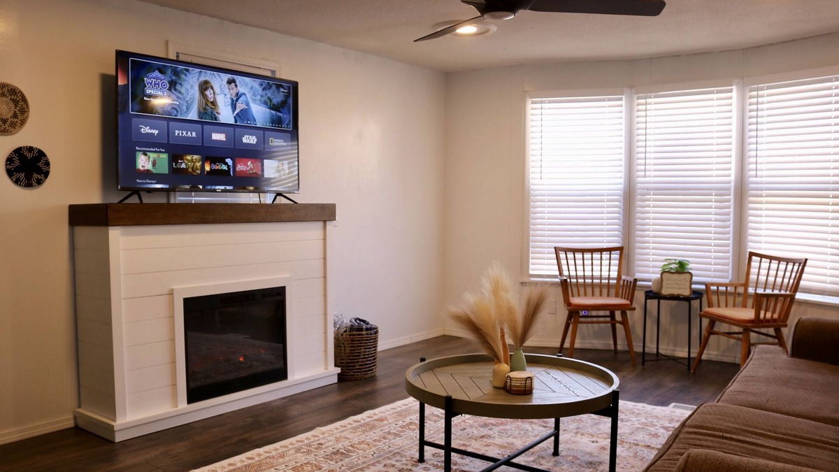 West Odessa House | Sleeps 5 - Pool Table - Basketball Hoop - Fire Pit - Free HBO
