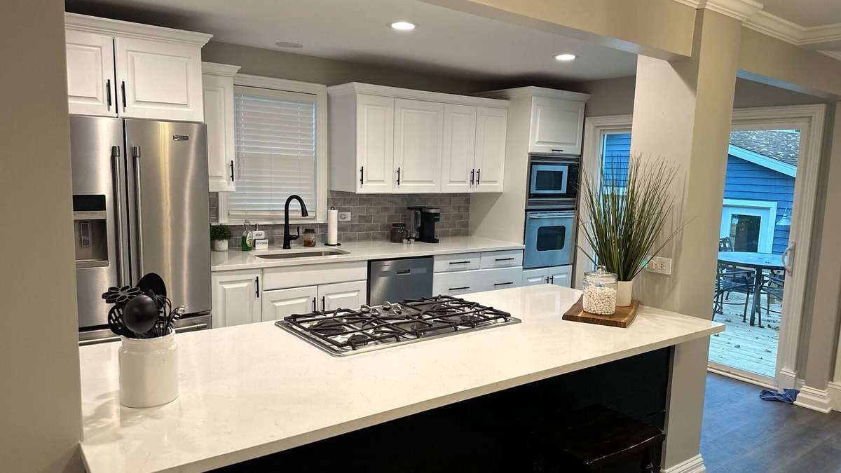 Yorkville House | Sleeps 5, Riverview, Game room, W/D, 12 mi to Naperville, Backyard, Parking,King