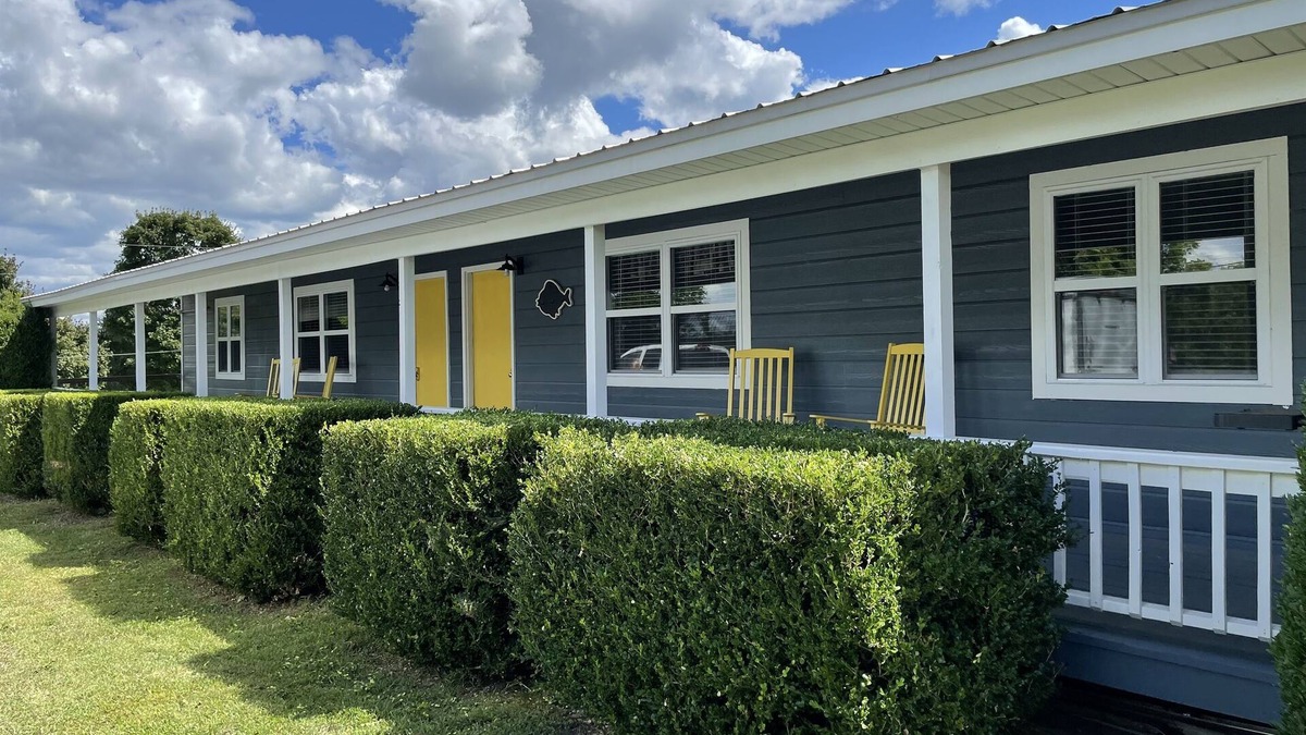 Cassville Condo | Sleeps 5 (unit 4A), pool, next to Big M Marina, 15 min to Roaring River