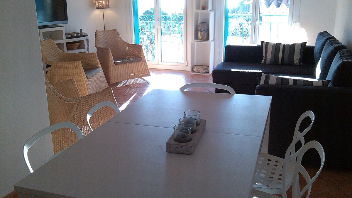 Cassis Apartment | Sleeps 6-10, 80 m2, historic town centre, sea view, 2 mins to harbour and shops