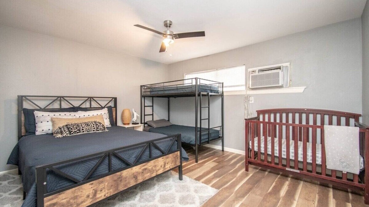 Park Place Apartment | Sleeps 6 | 2 Beds + Bunk | Crib | Budget-Friendly
