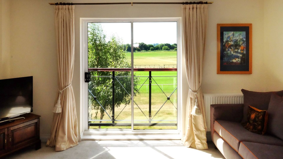 Stratford-upon-Avon House | Sleeps 6, Parking, Great View. 3 Bedrooms, 4 beds, easy walk to town centry
