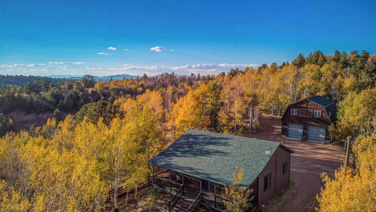 Cripple Creek Cabin | ★ Sleeps 6 ★ Surrounding Mtn + Aspen Vistas + Hot Tub + Game Room