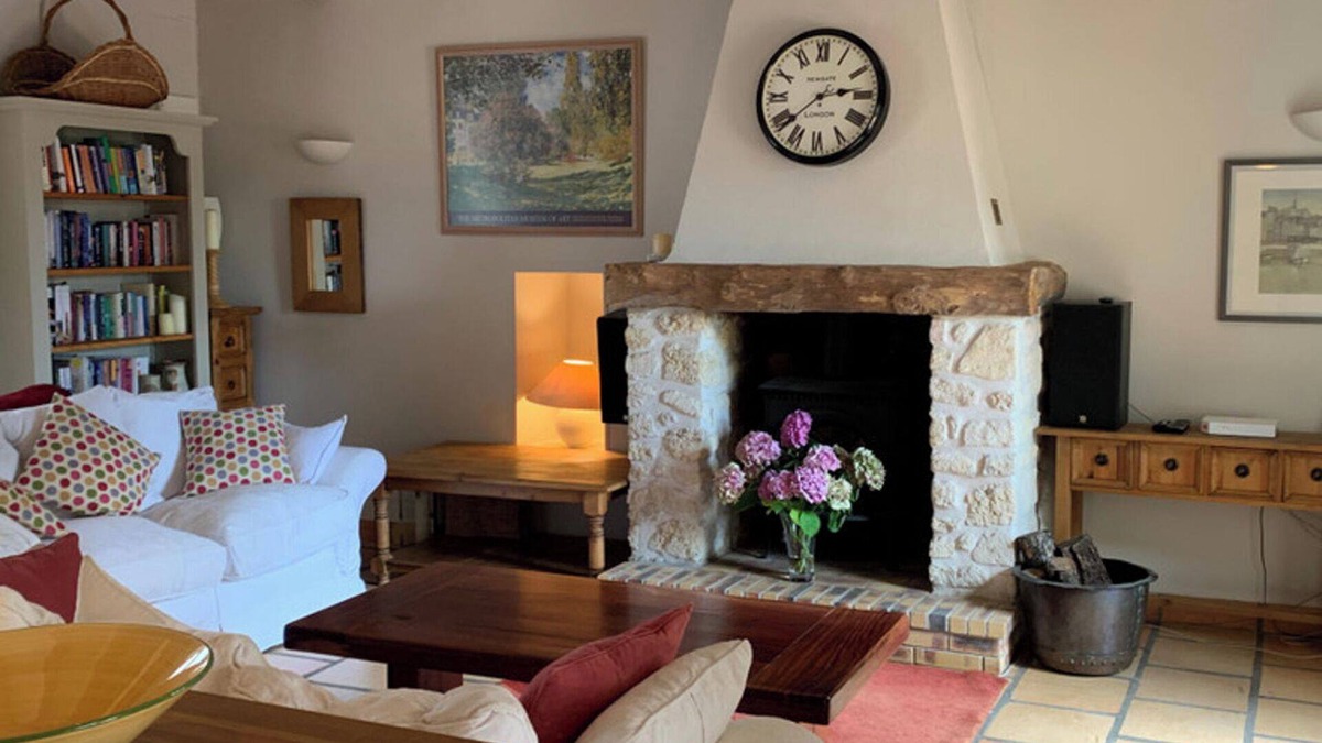 Saint-Meard-de-Gurcon House | Sleeps 6 Vineyard Escape- PetsOK & Airport Access