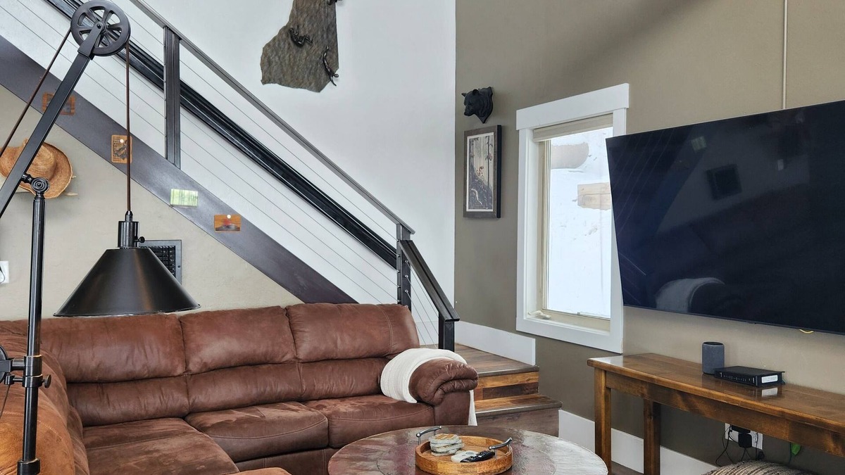 Bozeman House | Sleeps 6 with a hot tub- best views in Bozeman