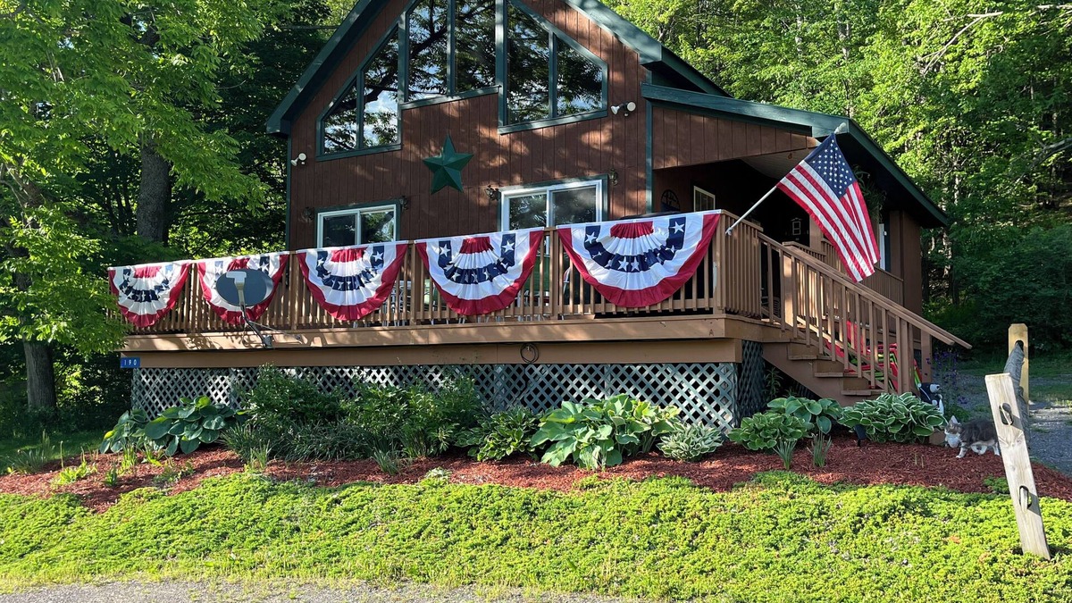 Hartwick Cabin | Sleeps 7-10, Hot tub, High Speed Internet, Team Parties Welcome!