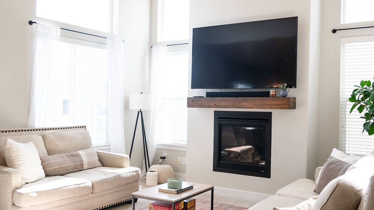 Herriman House | ⭐️Sleeps 7⭐️ Pool and workout room access⭐️