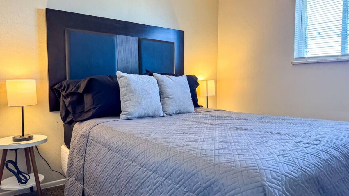 Mount Oliver Apartment | Sleeps 8! 2 Full Apartments w/3 Beds and Parking