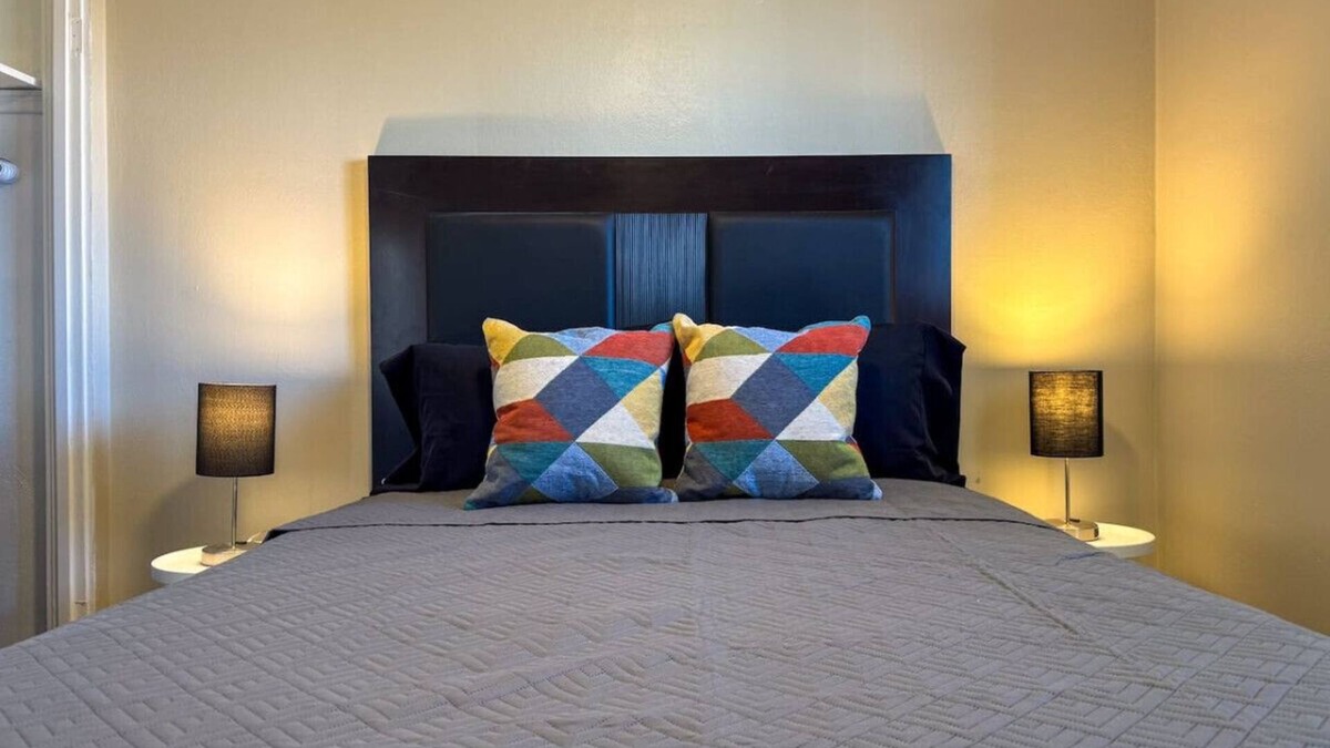 Mount Oliver Apartment | Sleeps 8! 2 Full Apartment, 5 Beds, Parking + WIFI