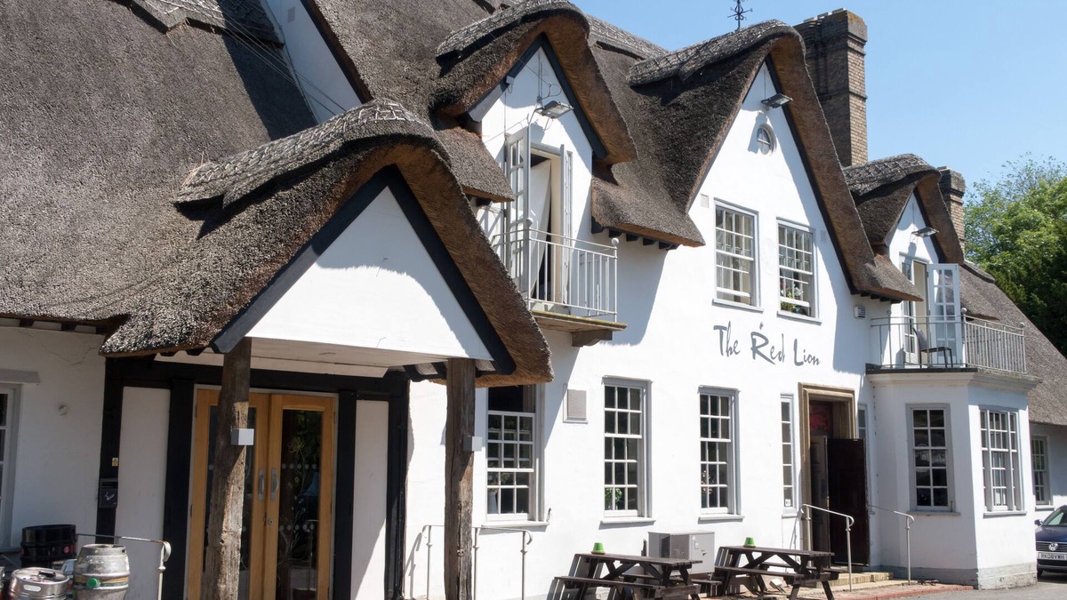Trumpington House | Sleeps 8, 3 doubles & 2 single beds, free carpark,10 minutes drive to Cambridge