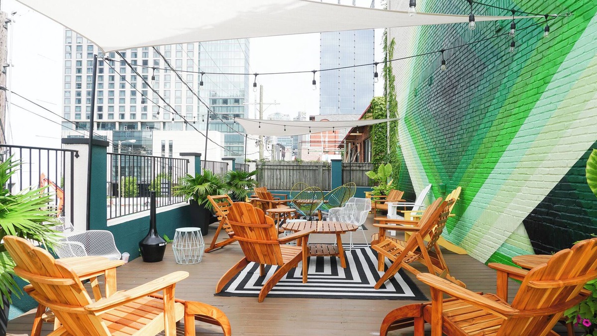 Rutledge Hill House | Sleeps 8 | 4 Stylish Suites in SoBro Near Music & Dining – by AvantStay