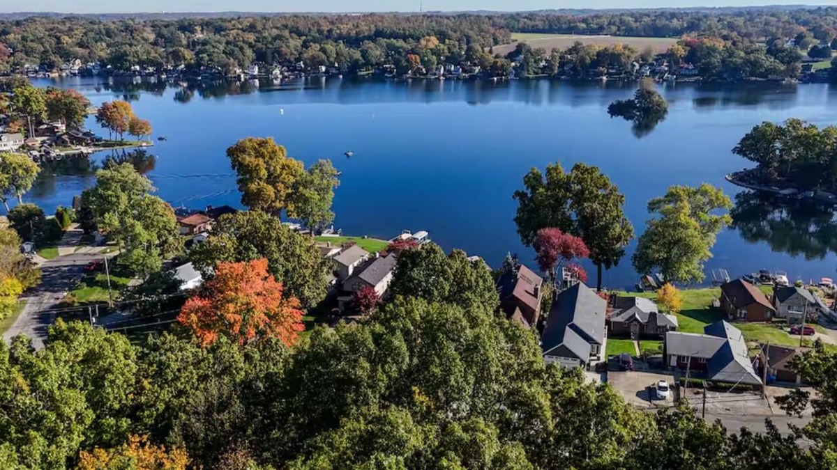 Portage Lakes Cabin | Sleeps 8 + BBQ + AC + Near Lake