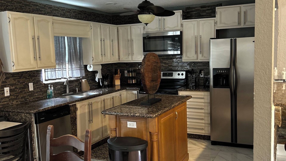 Riviera Beach House | Sleeps 8! Close to beaches and Margaritaville at Sea