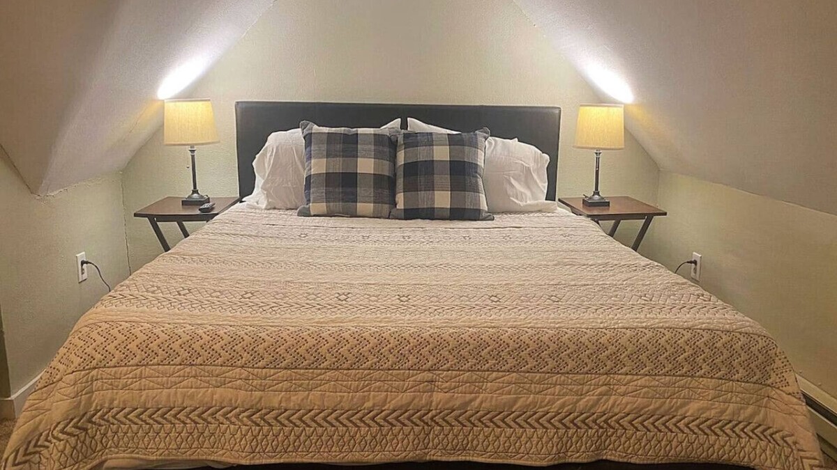 New Castle Condo | Sleeps 8! Cozy 2br Apartment in Triplex + WIFI!