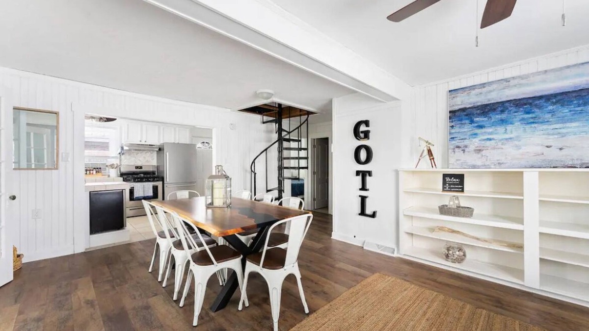 Geneva-on-the-Lake Cottage | Sleeps 8-Cozy 3-Bedroom Cottage, 2 Blocks from the Strip, 10 Minutes from Spire
