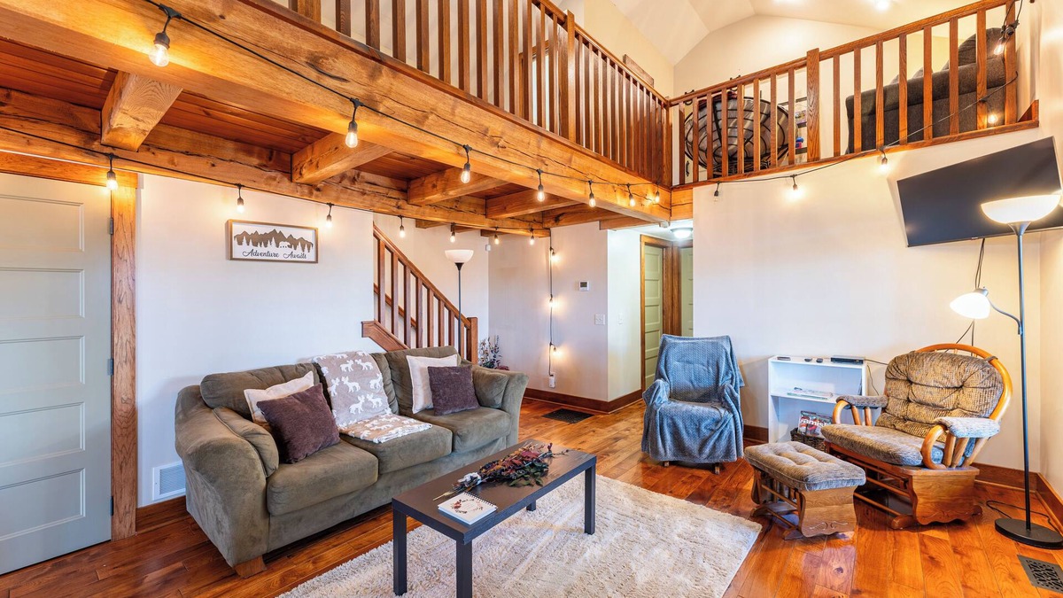 Dundee House | Sleeps 8, cozy, secluded