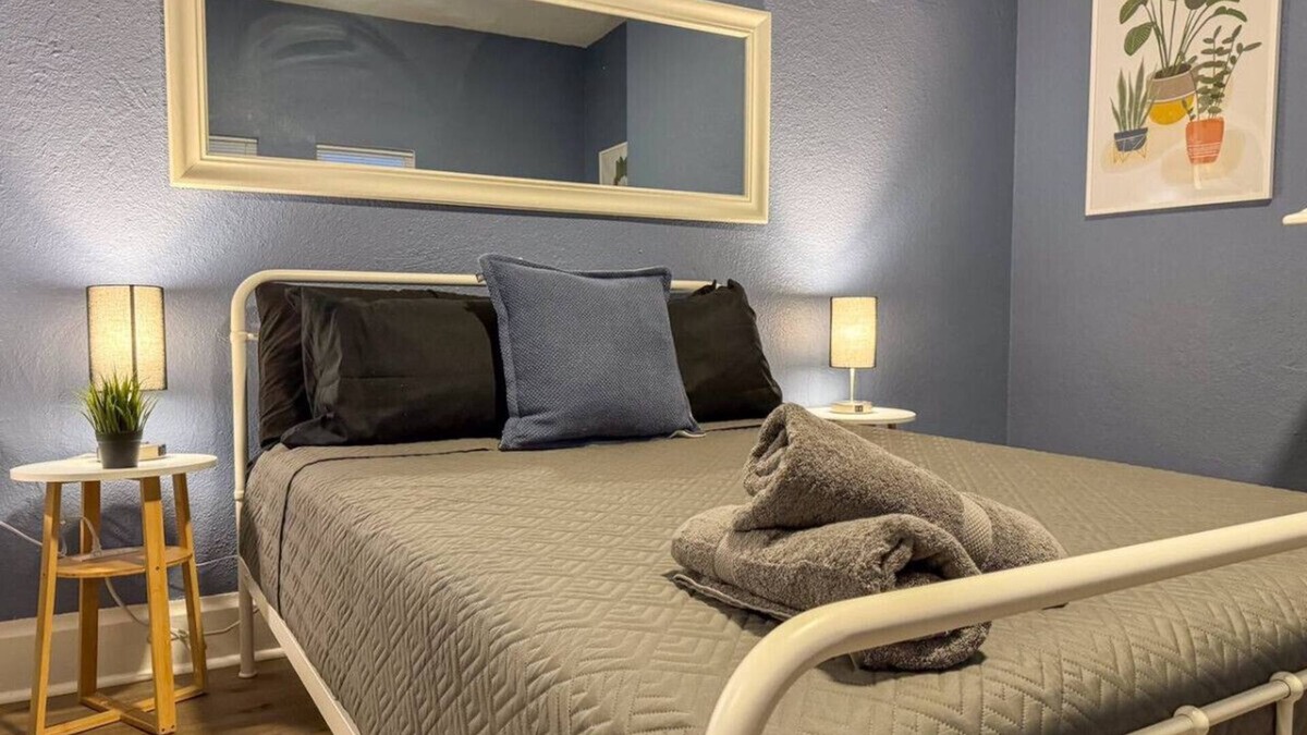 Mount Oliver Apartment | Sleeps 8! Homey 2BR Apt w/7 Beds + WIFI