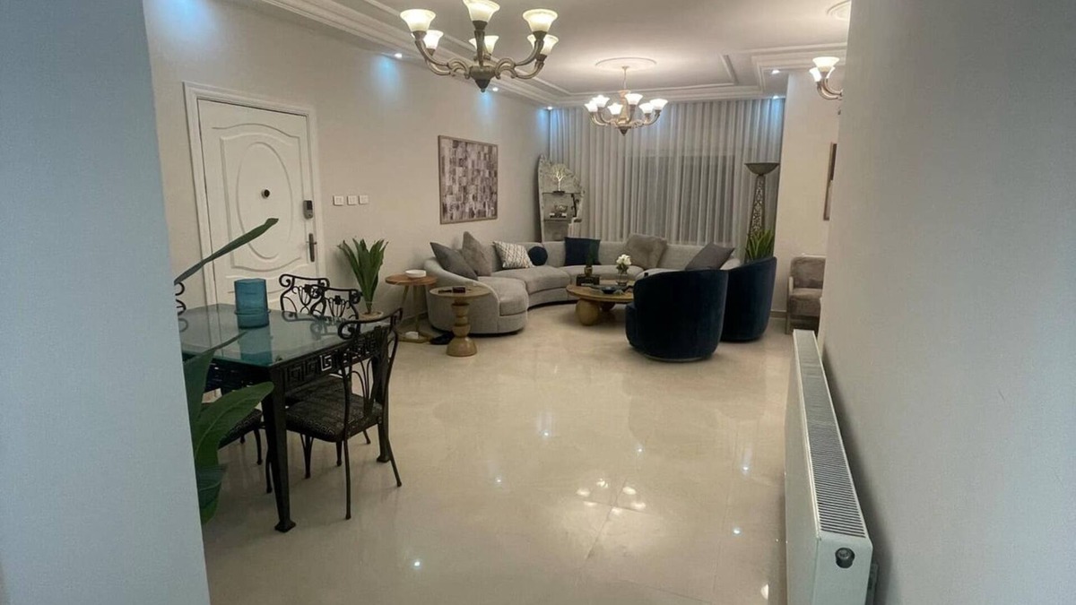 Amman House | Sleeps 8 people! Apartment 5 minutes to Abdoun w balcony a in Dair Ghbar!