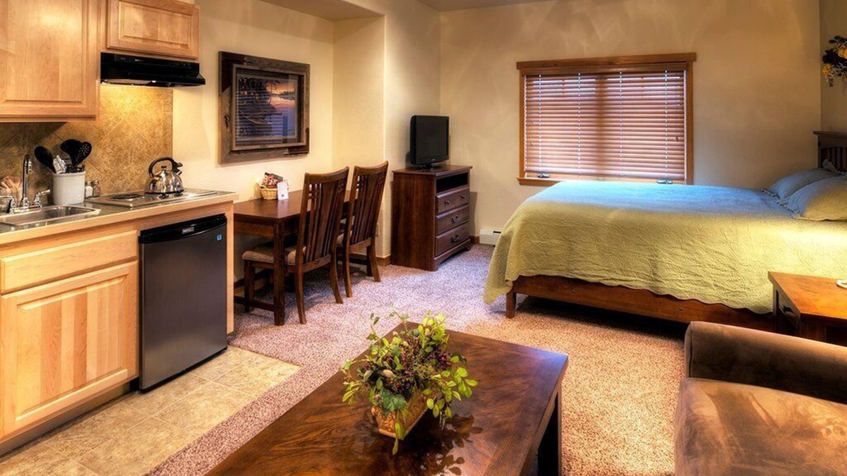 Four O'Clock Apartment | Sleeps 8, Spacious 2 bed 2 bath apartment in Ski-in/out resort.