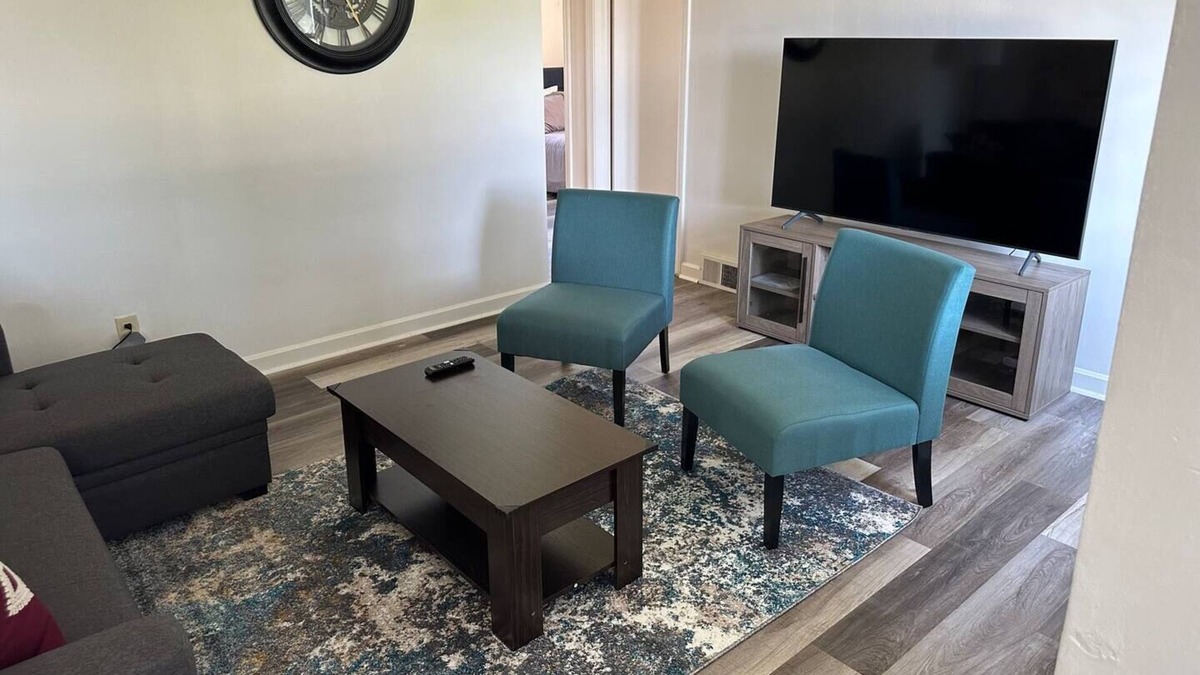 Boardman House | Sleeps 8, YSU, Fairgrounds, Wi-Fi, EV1 charging, Remote worker, Crib, Pets