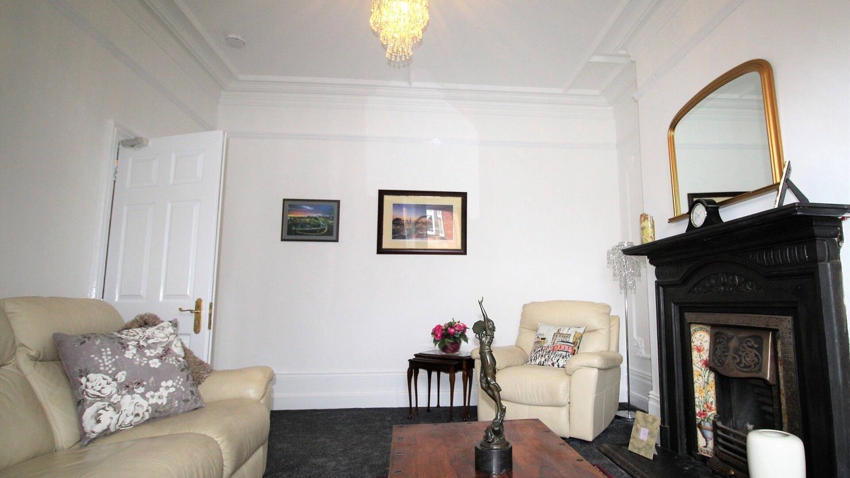 Heaton House | Sleeps 9 - Large Period Property -Beautiful Refurb