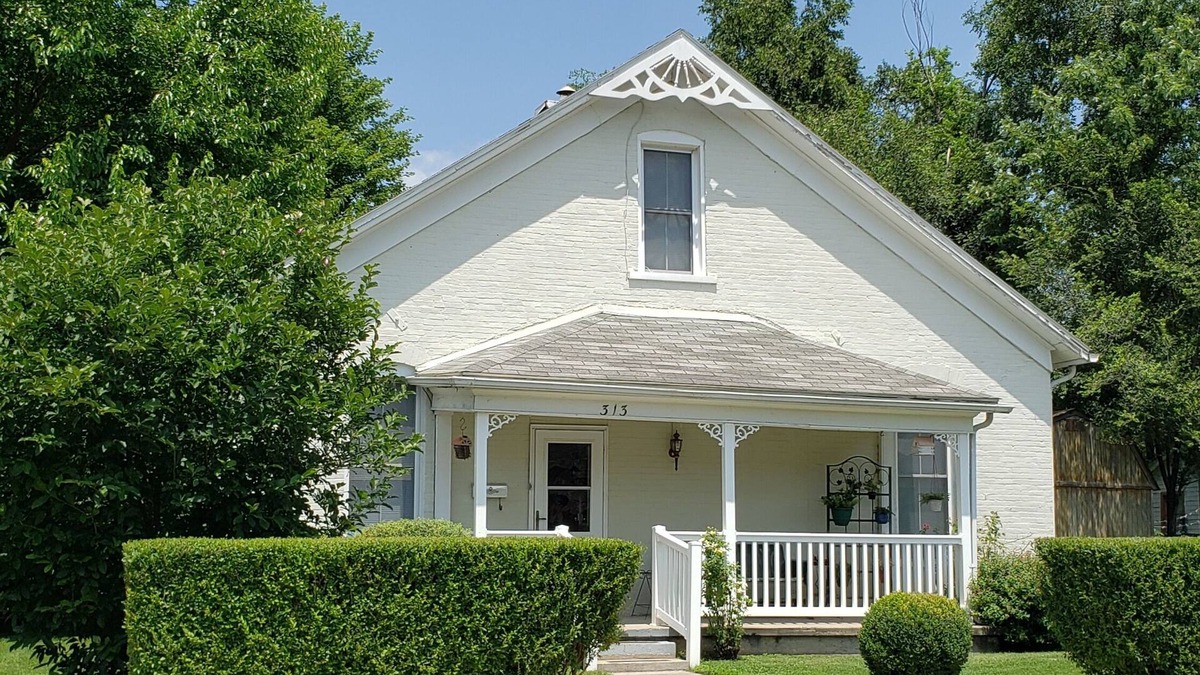 Sedalia House | Sleeps 9. Spacious home w/large fenced back yard. Fully-equip kitchen/laundry.