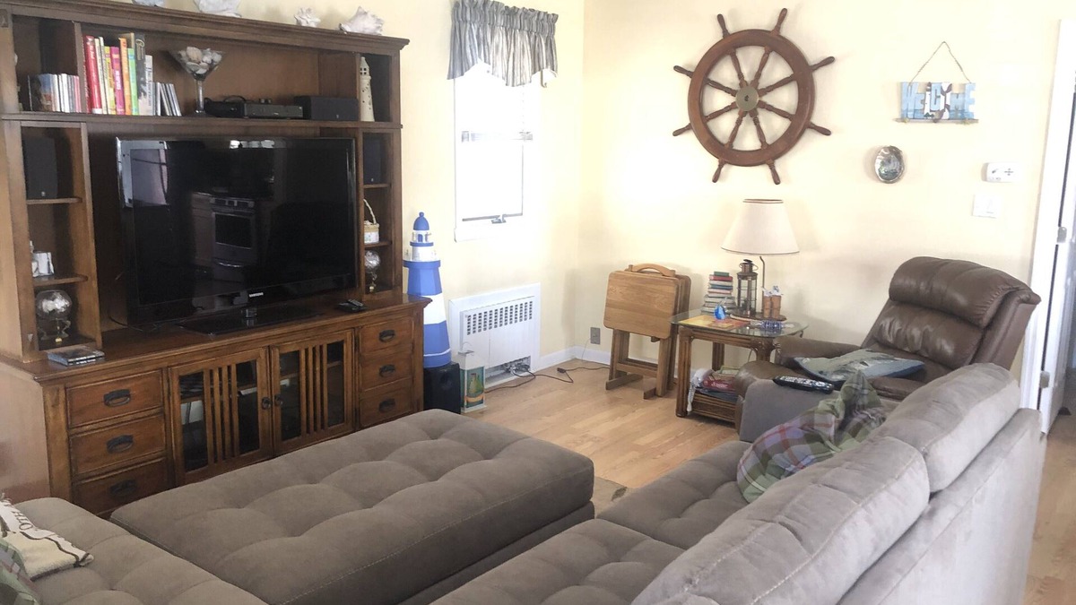 Long Beach House | Sleeps four. 1Bedroom King, 2 Bedroom one full one twin