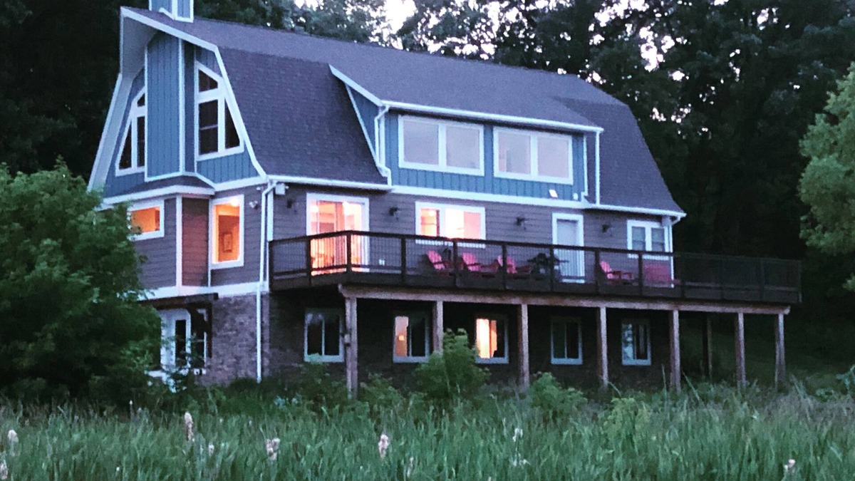 Dalton House | Sleeps groups to 12! Modern open spaces. Yoga loft. Deck. Kitchen. Peaceful.