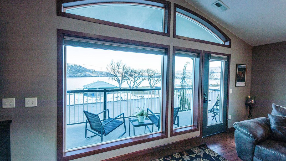 Pateros House | Sleeps up to 12! 4BD, 3BA Riverfront Guesthouse, Mountain & River Views!