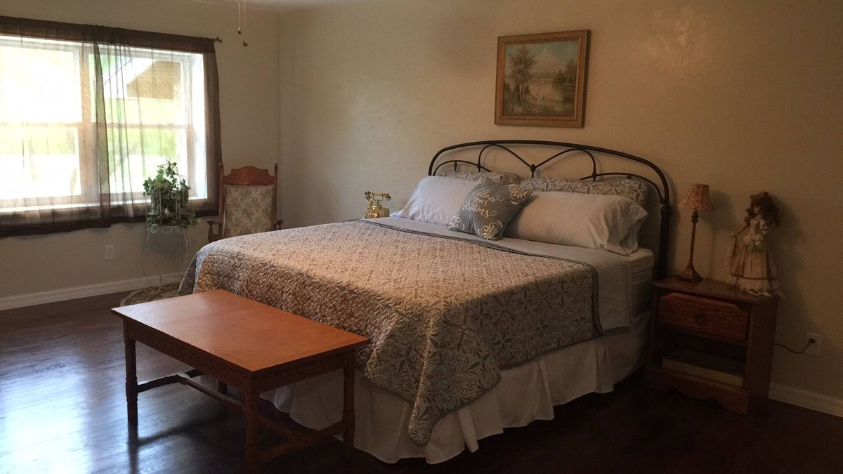 Belleview House | Sleeps up to 12 -Large Belleview Home on 10 Acres- NON Smokers ONLY