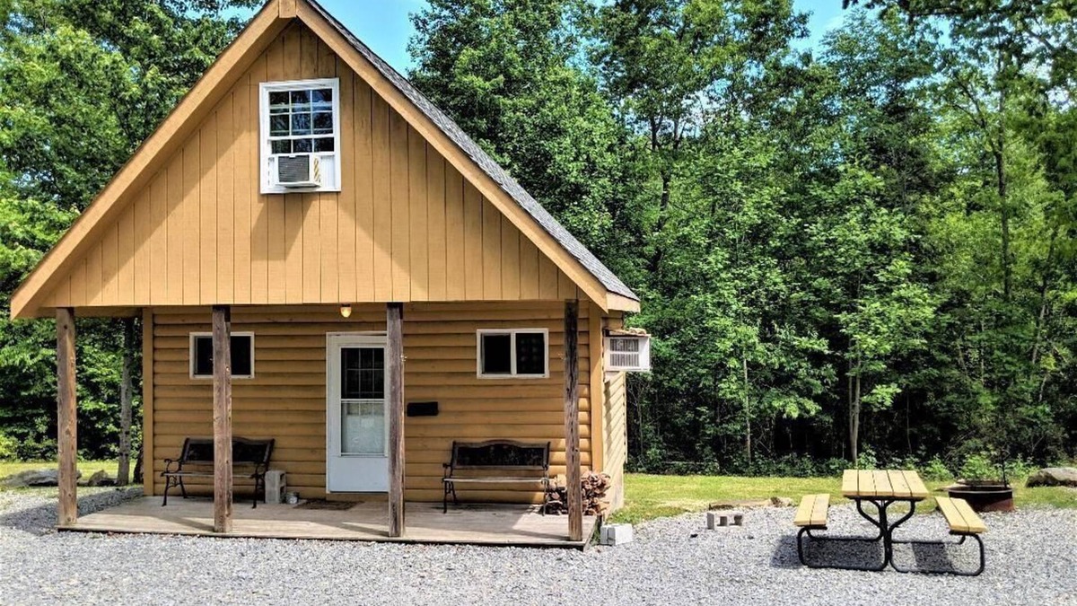 Hico Hotel | Sleeps up to 8, kitchenette, full bathroom, air conditioned/heated, free WiFi